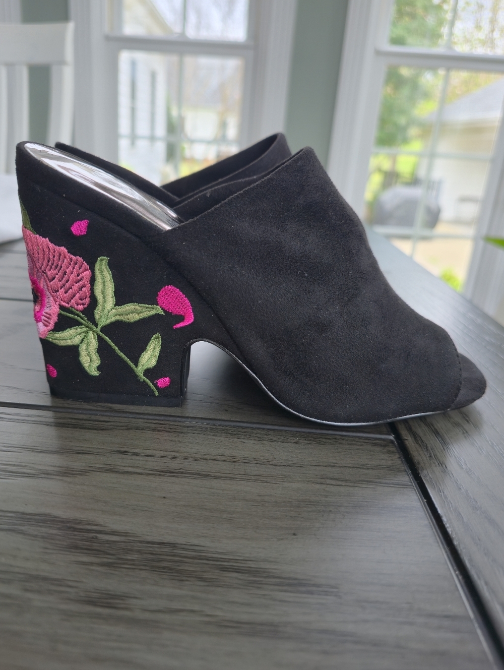 Carlos By Carlos SantanaMule Heels with Pink Floral Embroidery NEW WITHOUT TAG.